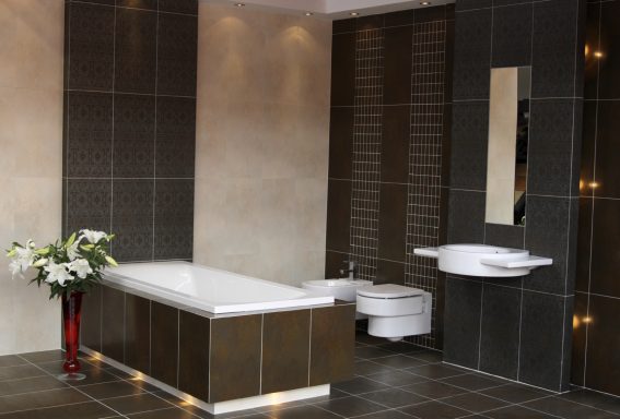 Elegantes Badezimmer mit Badewanne, Handtuchhalter, WC und modernen Fliesen.