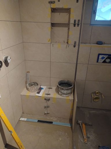 Vorbereitung von Sitzbank und Wandnische im Duschbereich während der Badrenovierung