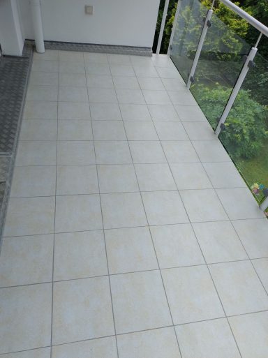 Balkon mit frostsicheren Fliesen 30×30 in Natursteinoptik – beige