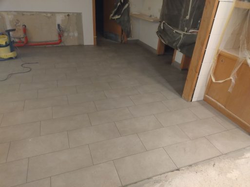 Bodenfliesen 30&nbsp;×&nbsp;60&nbsp;in Marmoroptik im Drittelverband verlegt