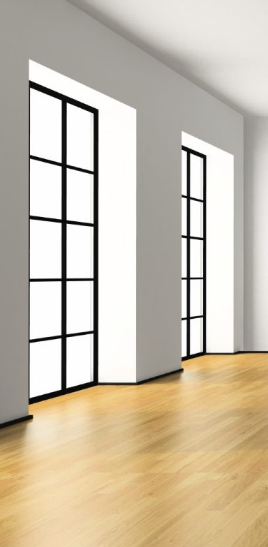 Helle Räume mit großen Fenstern und Holzboden, minimalistische Gestaltung.