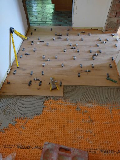 Fliesenverlegung im Flur mit Bodenfliesen in Holzoptik im wilden Verband