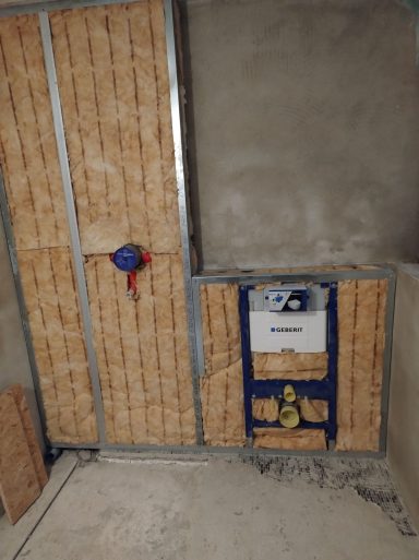 Geberit-Vorwandinstallation mit Mineralwolle zur Schalldämmung im Badezimmer