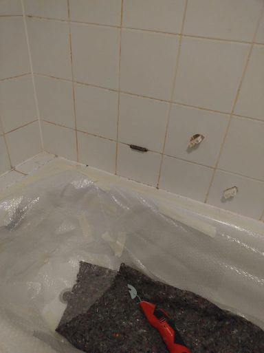 Alte Zement- und Silikonfugen im Bad – verfärbt und verschmutzt vor der Fugensanierung