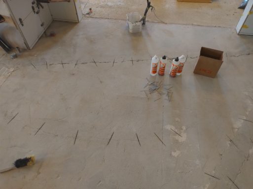 Risse im Estrich mit Estrichklammern repariert