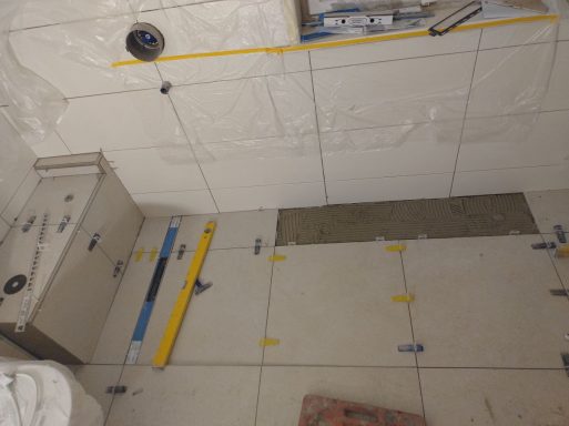 Fliesenarbeiten im Dachgeschossbad während der Renovierung