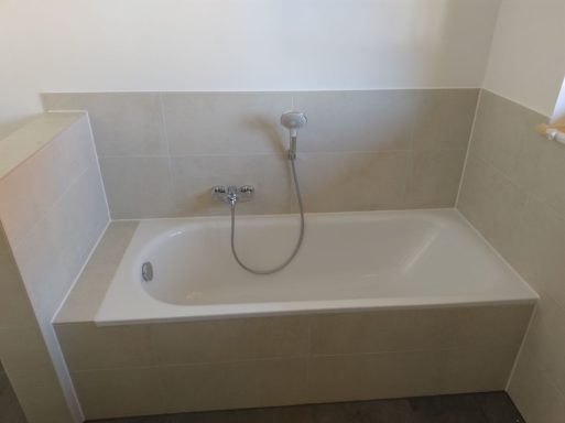 Badewannenbereich mit Fliesen 30×60 in Marmoroptik, übrige Wände in Q4-Spachtelqualität