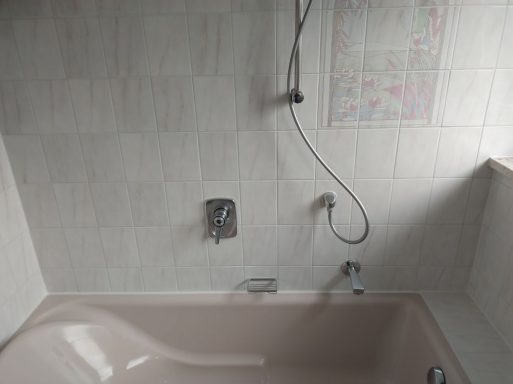 Neue Zementfugen und erneuerte Silikonfugen im Badewannenbereich nach der Fugensanierung