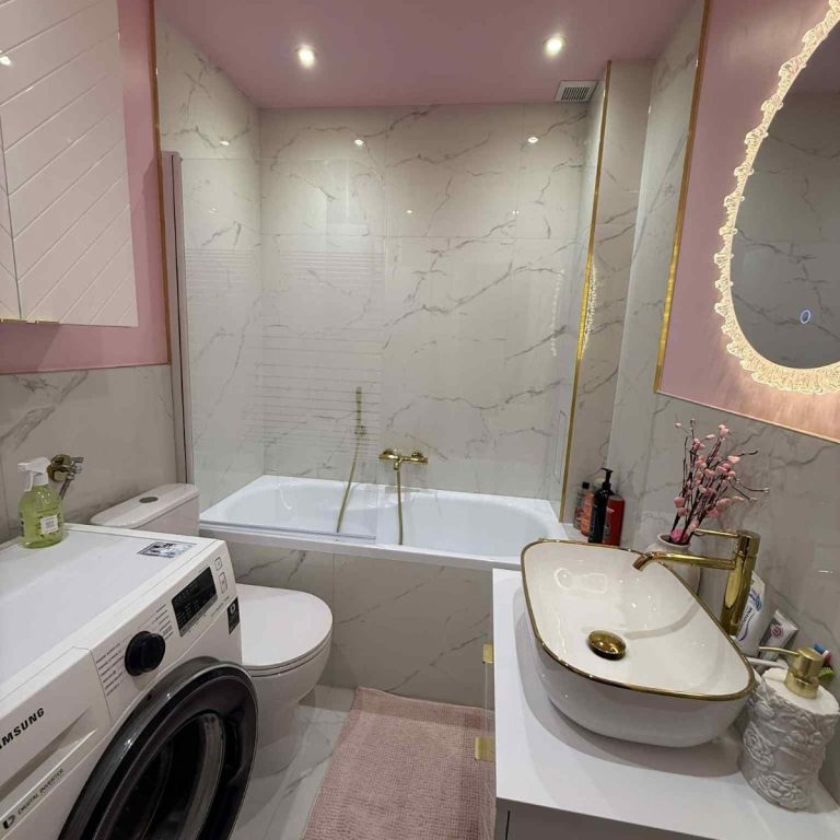 Modernes Badezimmer mit Fliesen in Marmoroptik im Großformat 60×120 cm, kombiniert in Weiß mit grauen Akzenten. Stilvolle Sanitäranlagen 