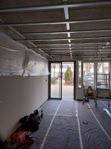 Trockenbauarbeiten im Flur eines Bürogebäudes – abgehängte Decke mit Unterkonstruktion und verspachtelten Gipsplatten