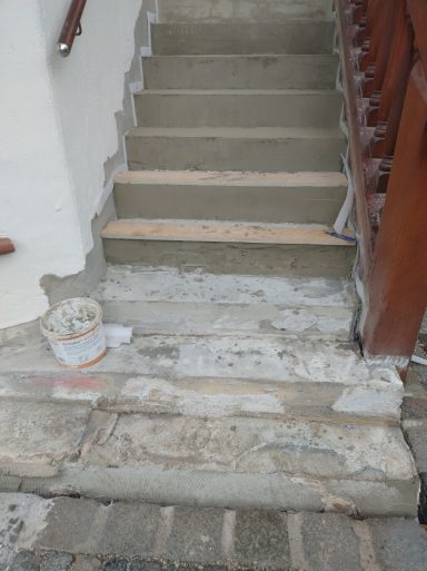 Vorbereitung der Treppe für die Fliesenverlegung – Arbeiten im Eingangsbereich