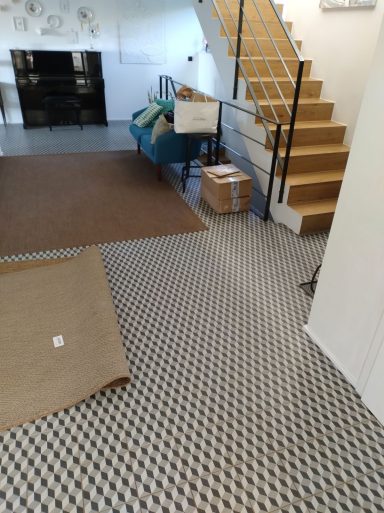 Fliesenboden mit Muster im Flur und Wohnzimmer