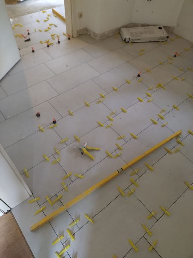 Bodenfliesen 30×60 in der Wohnung im Viertelverband verlegt