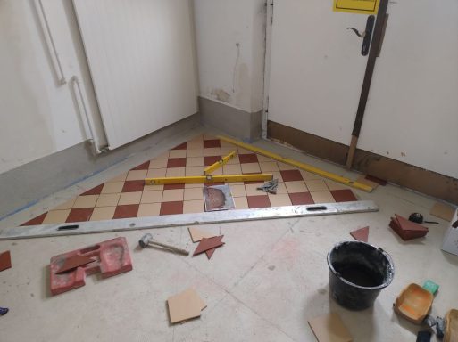 Vorbereitung und Ausmessen eines zweifarbigen Fliesenmusters vor der Verlegung