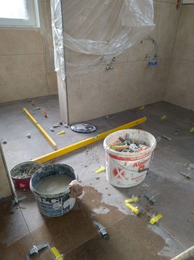 Badsanierung mit Großformatfliesen 120×60 in Marmoroptik an Wand und Boden
