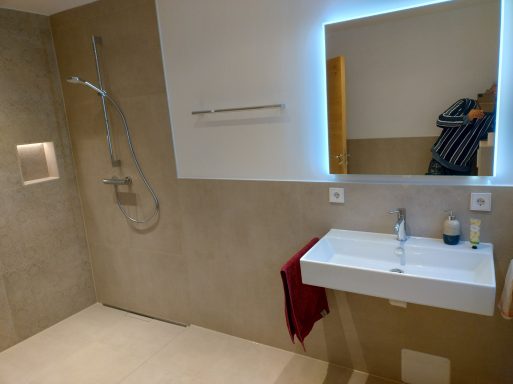 Silikonugen professionell saniert mit Dünnbettmethode, – perfekte Optik und Dichtigkeit.