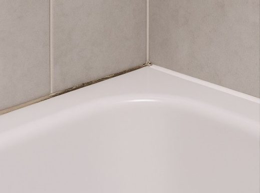 Bad - Schwarze, schimmlige Silikonfugen entfernt und durch neue ersetzt – hygienisch & sicher.