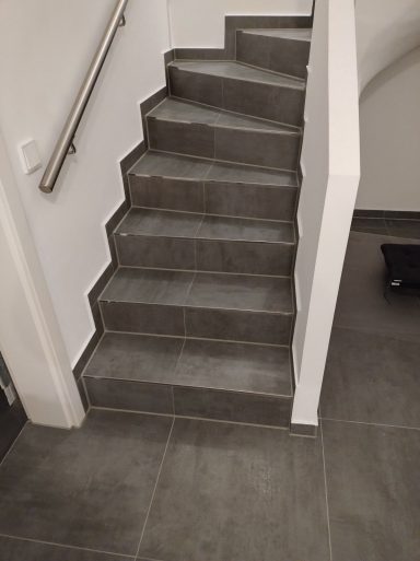 Treppe und Boden mit dunklen Fliesen im Format 60×60