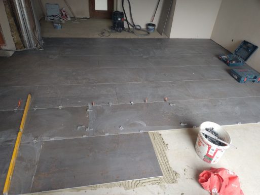 Fliesen aus Feinsteinzeug im Format 120&nbsp;×&nbsp;60&nbsp;cm im Garagenboden verlegt.