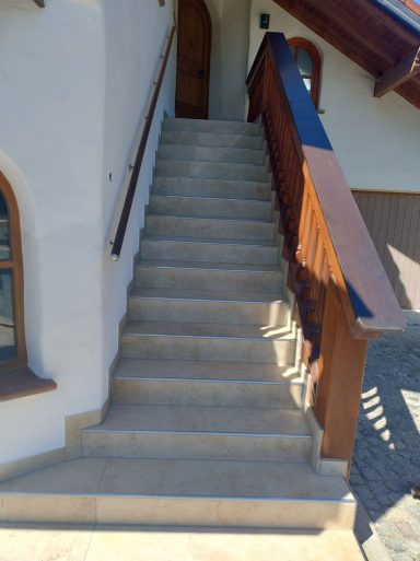 Haustreppe mit Fliesen 120×60 in Marmoroptik und halbrunden Edelstahlprofilen