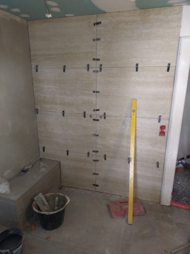 Fliesenverlegung im Badezimmer – Großformatfliesen 120×60 während der Montage