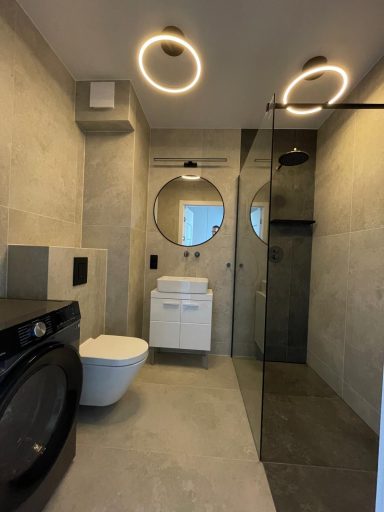 Badezimmer mit WC und Dusche, Großformatfliesen 120×60 in Marmoroptik und schwarzen Details