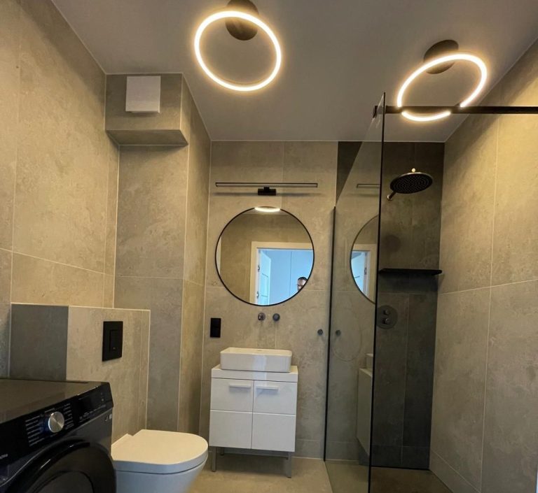 Moderne Badezimmer Fliesen in Marmoroptik im Großformat 60×120 cm. Elegante, pflegeleichte Oberfläche – fachgerecht verlegt vom Fliesenleger