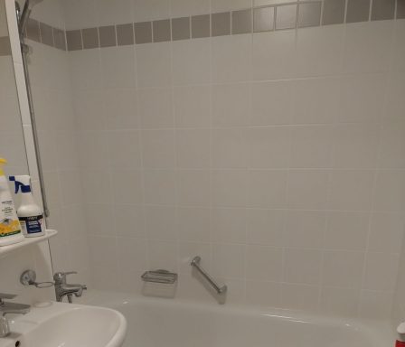 Neue weiße Zementfugen und Silikonfugen nach der Fugensanierung im Badezimmer