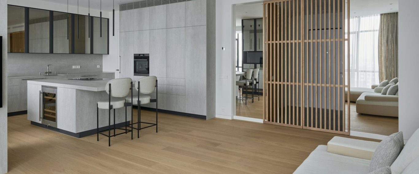 Laminat, Vinyl und Parkett im Vergleich – Unterschiede bei Nutzung, Pflege und Kosten.