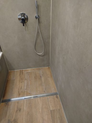 Dusche mit Großformatfliesen und Bodenfliesen in Holzoptik