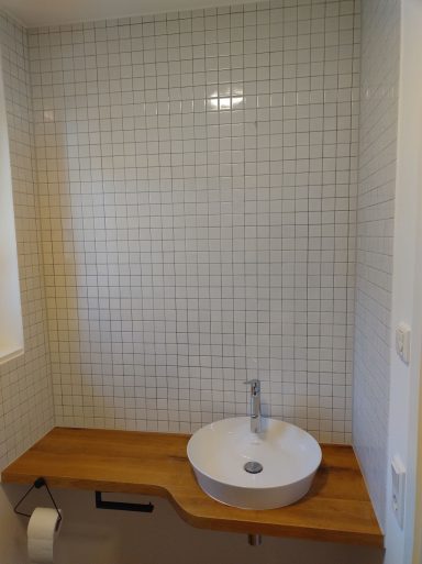 Waschtischbereich im kleinen Bad mit weißer Mosaikfliese 5×5 cm und hellgrauen Fugen