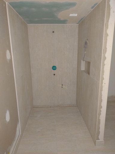 Dusche mit Großformatfliesen 80×140 und Bodenfliesen 120×60 in heller Marmoroptik