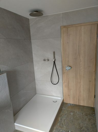 Dusche mit Großformatfliesen 120×60 in Marmoroptik und Glasprofil für eine Duschabtrennung

PL:
