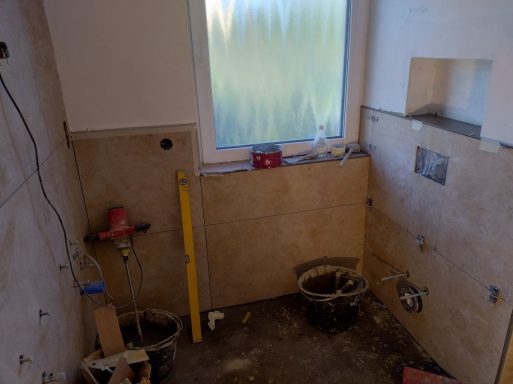 Fliesenverlegung im Badezimmer – Großformatfliesen 120×60 während der Montage