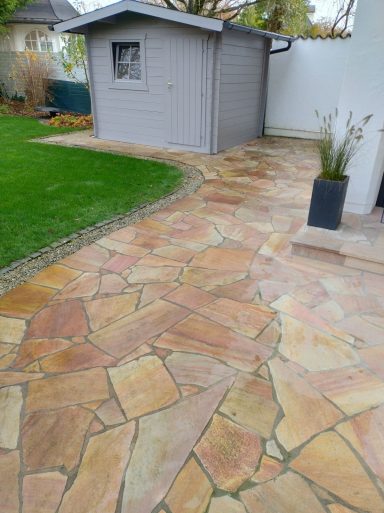 Gartenweg zum Haus mit flachen Natursteinplatten verlegt