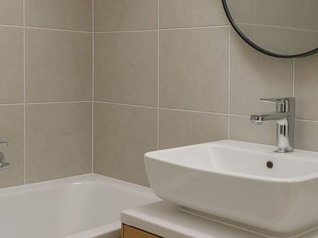 Erneuerung der Silikonfugen mit schimmelresistentem Sanitärsilikon.