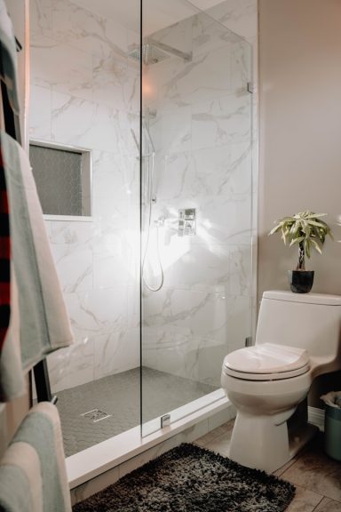 Dusche mit neuen Silikonfugen – dauerhaft dicht, hygienisch & optisch ansprechend.