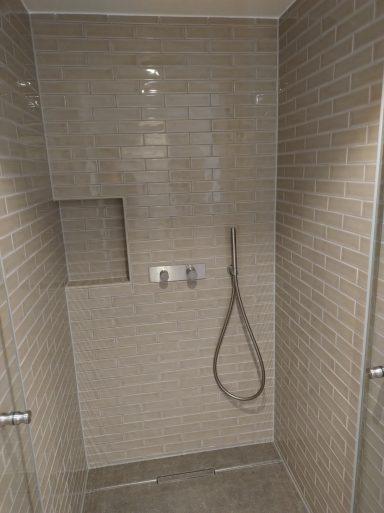 Bild einer klassischen Fugensanierung und Silikonfugenerneuerung in der Dusche