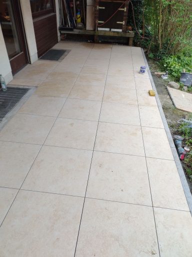 Vorbereitung und Verlegung von Feinsteinzeug-Fliesen auf der Terrasse