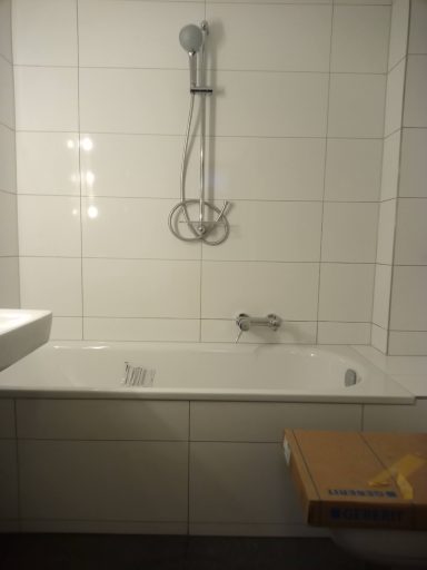 Zementfugen im Badezimmer entfernt und durch neue, farblich passende ersetzt.