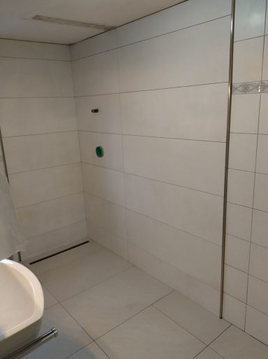 Teilsanierung im Bad – neue Dusche und Boden mit hellen Großformatfliesen