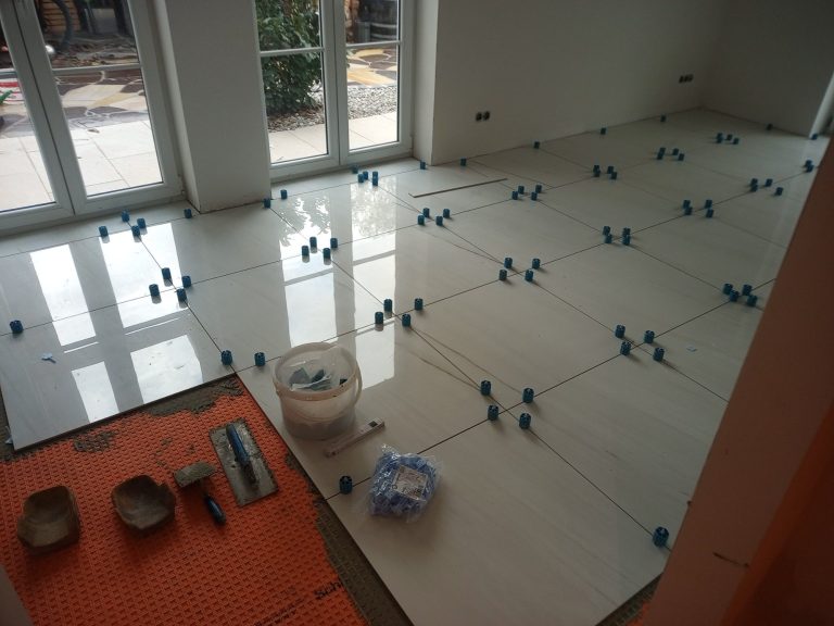 Großformatige Bodenfliesen in Marmoroptik im Wohnzimmer&nbsp;– Fliesenleger Wolfratshausen