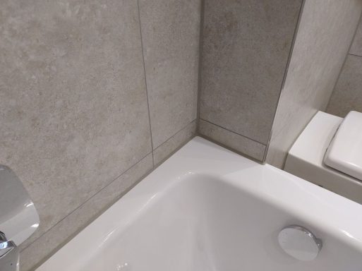 Detailansicht neuer Silikonfugen an der Badewanne