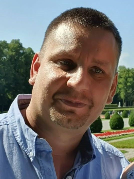 Daniel Ochman, selbstständiger Fliesenleger bei Renovierungsarbeiten – Fliesen, Silikonfugen und Badsanierung in Wolfratshausen