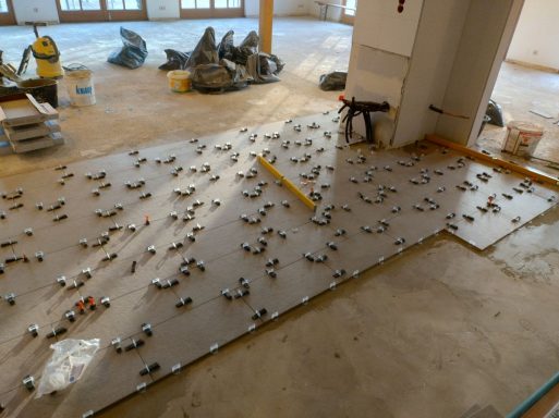 Fliesenverlegung 30×60 im Drittelverband während der Arbeiten