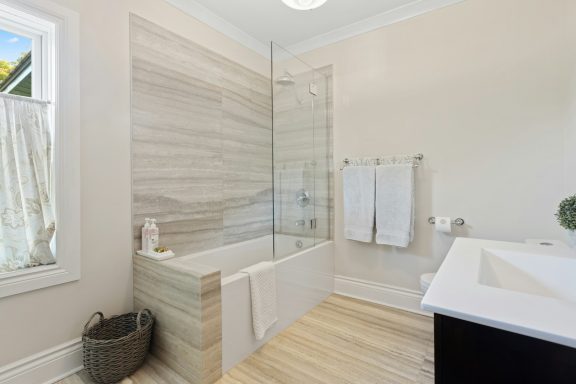 Modernisierte Badezimmer mit hochwertigen Fliesen und neuen Silikonfugen – Projekt Nr. 4